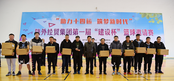 11中共富平縣委常委、政法委書記杜銀虎為第二名獲獎(jiǎng)隊(duì)頒獎(jiǎng)_副本.jpg
